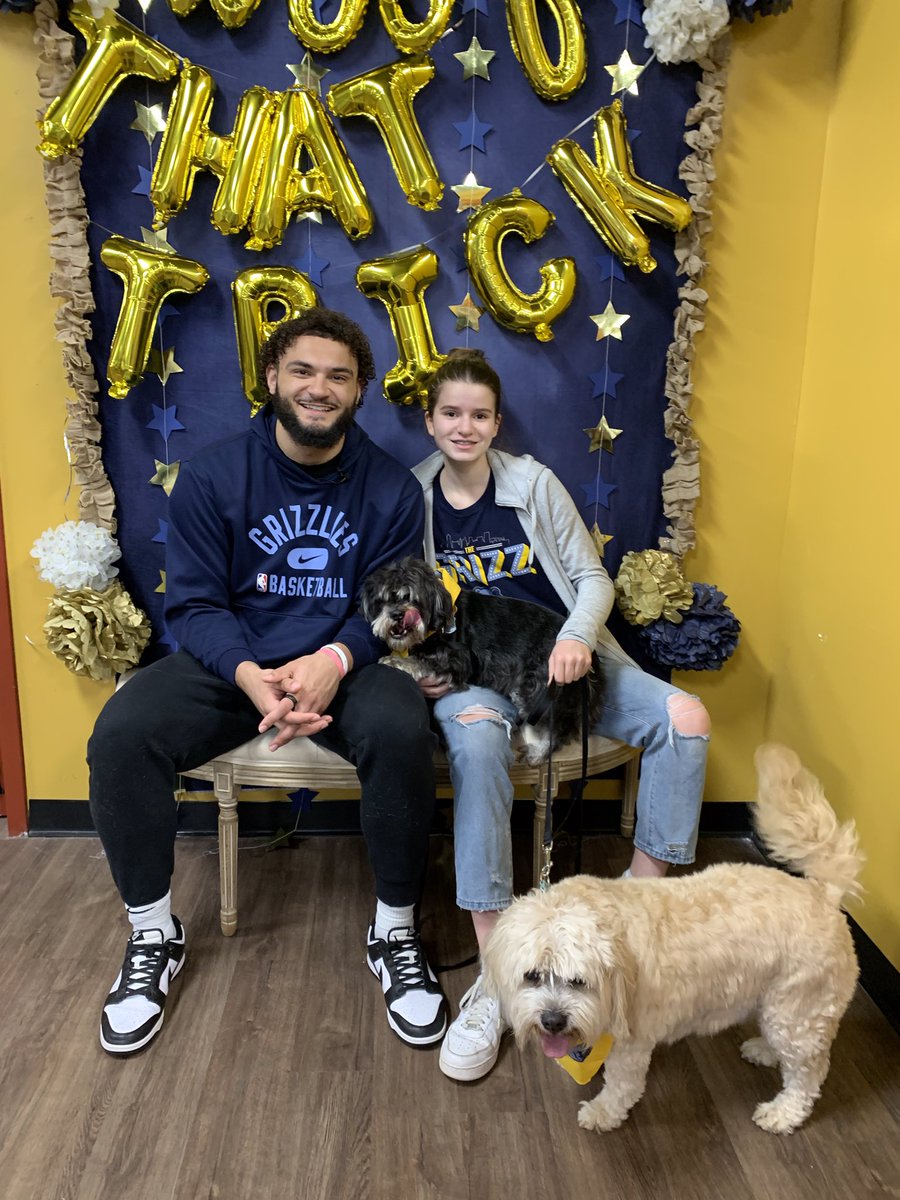 jeankrob's tweet photo. What fun way to spend an afternoon with our favorite daughter on her 14th bday, with our 2 favorite dogs, and one of our favorite @memgrizz players, @droddy22. Thank you @HWFeed https://t.co/At750akH9r