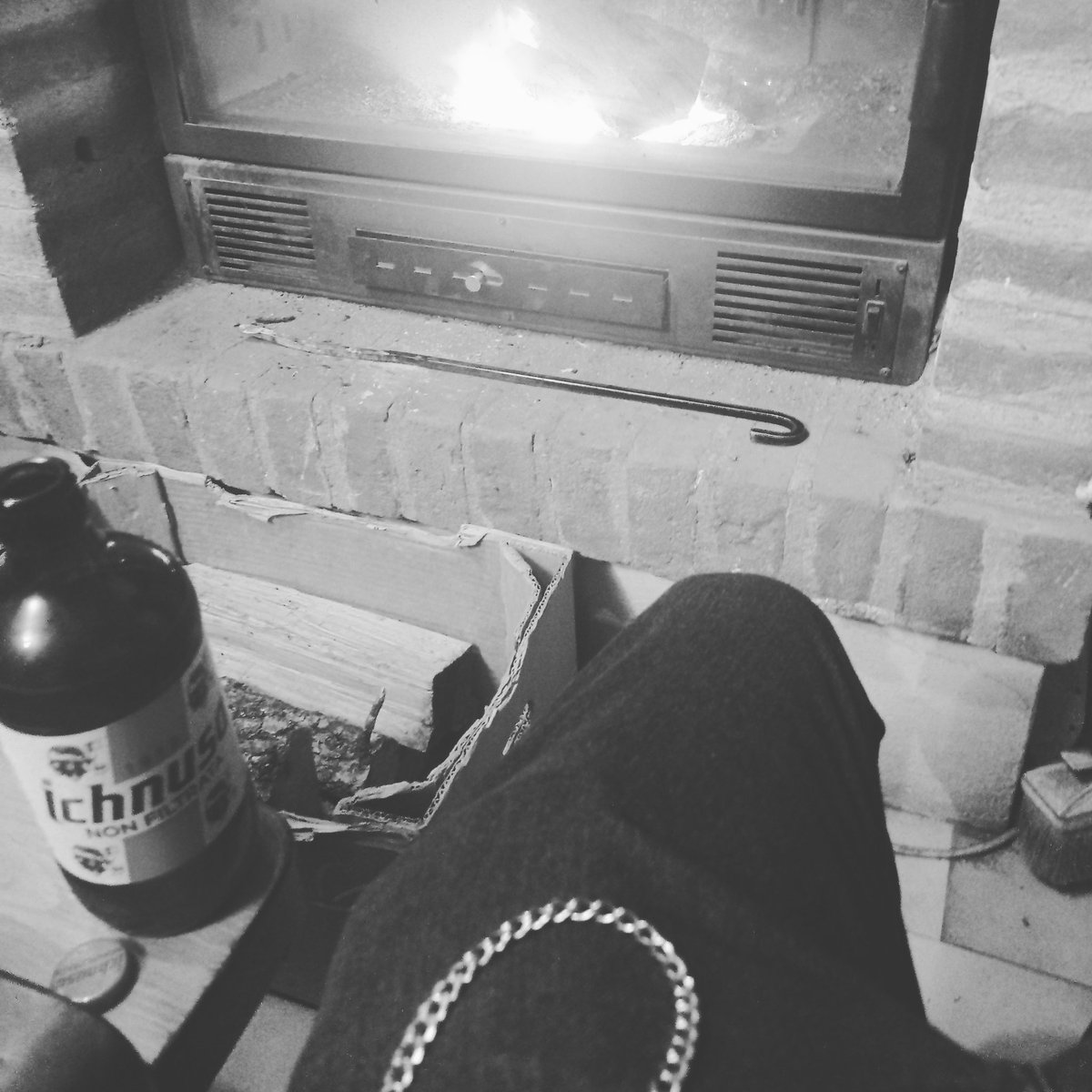 xhsfenrir's tweet photo. "I keep watch. You leave, you call me." 🐺 https://t.co/At4GngZbVA