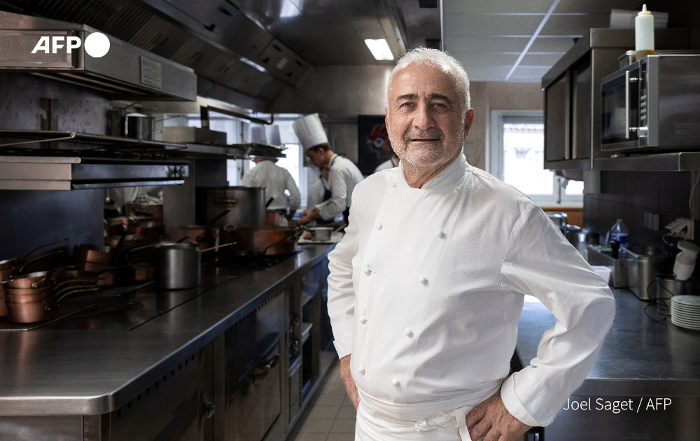 AFP's tweet photo. Michelin Guide strips star off the Paris restaurant of Guy Savoy, frequently named the best chef in the world.

The reasons for Michelin's shock decision have not been made public 

https://t.co/zMvK3ZXpnx https://t.co/Nt0Xfg77qb