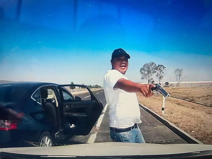 kroseco25's tweet photo. A ver si @CAPUFE y la @GN_MEXICO_ se pone a chambear La rata en plena acción en la autopista Arco Norte con dirección a Querétaro. Colocan un trailer para detener a los automovilistas. https://t.co/bkAykgBc1h