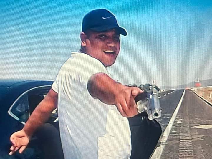 kroseco25's tweet photo. A ver si @CAPUFE y la @GN_MEXICO_ se pone a chambear La rata en plena acción en la autopista Arco Norte con dirección a Querétaro. Colocan un trailer para detener a los automovilistas. https://t.co/bkAykgBc1h