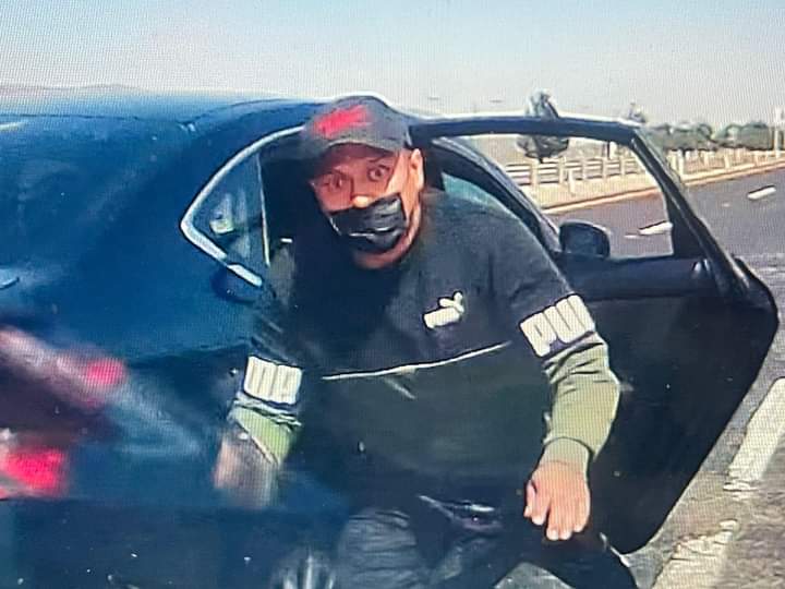 kroseco25's tweet photo. A ver si @CAPUFE y la @GN_MEXICO_ se pone a chambear La rata en plena acción en la autopista Arco Norte con dirección a Querétaro. Colocan un trailer para detener a los automovilistas. https://t.co/bkAykgBc1h