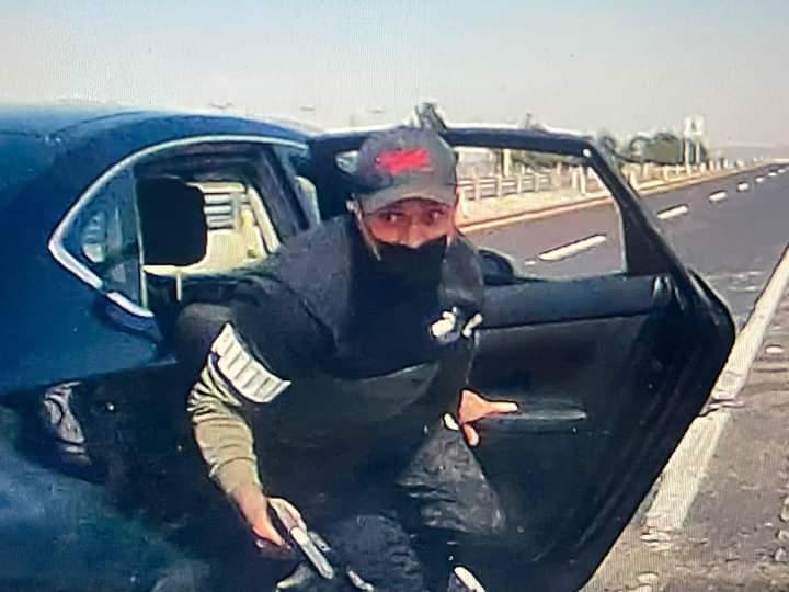 kroseco25's tweet photo. A ver si @CAPUFE y la @GN_MEXICO_ se pone a chambear La rata en plena acción en la autopista Arco Norte con dirección a Querétaro. Colocan un trailer para detener a los automovilistas. https://t.co/bkAykgBc1h