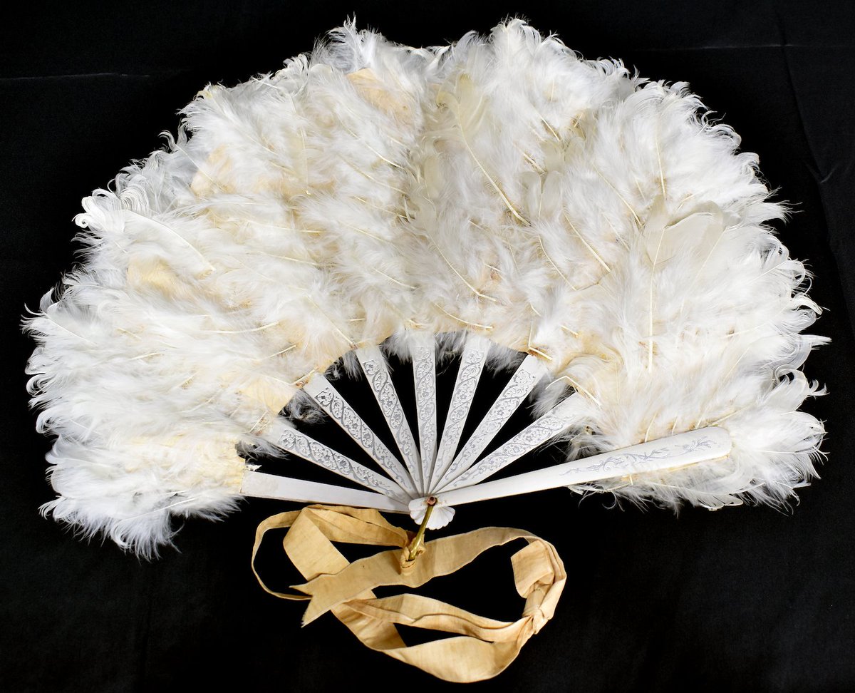 Feather and wood fan from 1919. Such elegance!
#fans #fashionaccessories