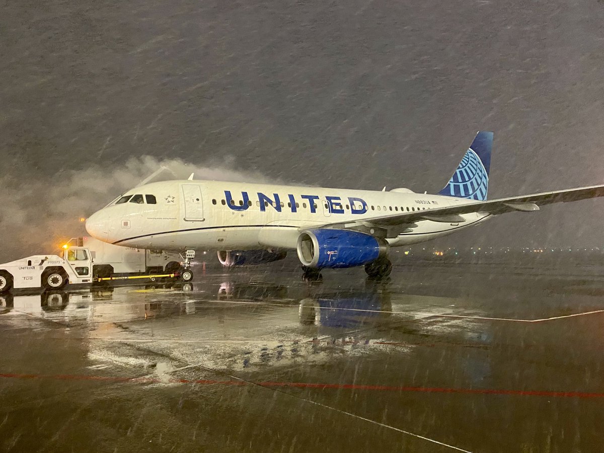 Hello Winter! Team LGA deicing the last departure of this evening. ⁦<a href="/LouFarinaccio/">Lou Farinaccio</a>⁩ ⁦<a href="/DJKinzelman/">David</a>⁩ ⁦<a href="/AOSafetyUAL/">AO Safety UAL</a>⁩