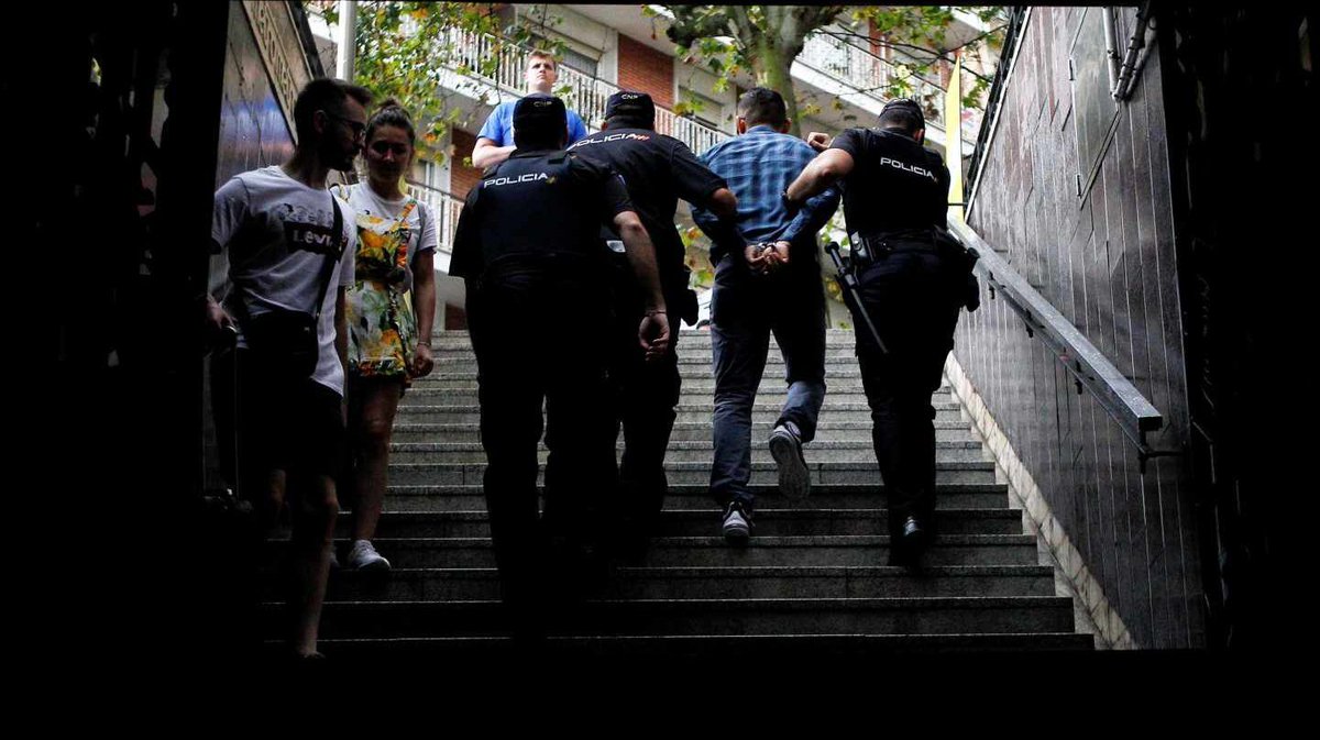 OVecinosEolia's tweet photo. Delincuencia en aumento ‼️

Los vecinos del Barrio del Puerto Deportivo de #Elisia denuncian un aumento en los casos de robos en las calles y pisos del barrio. La misma situación la denuncian los vecinos del Barrio de Calahonda. https://t.co/otSRiE6Ool