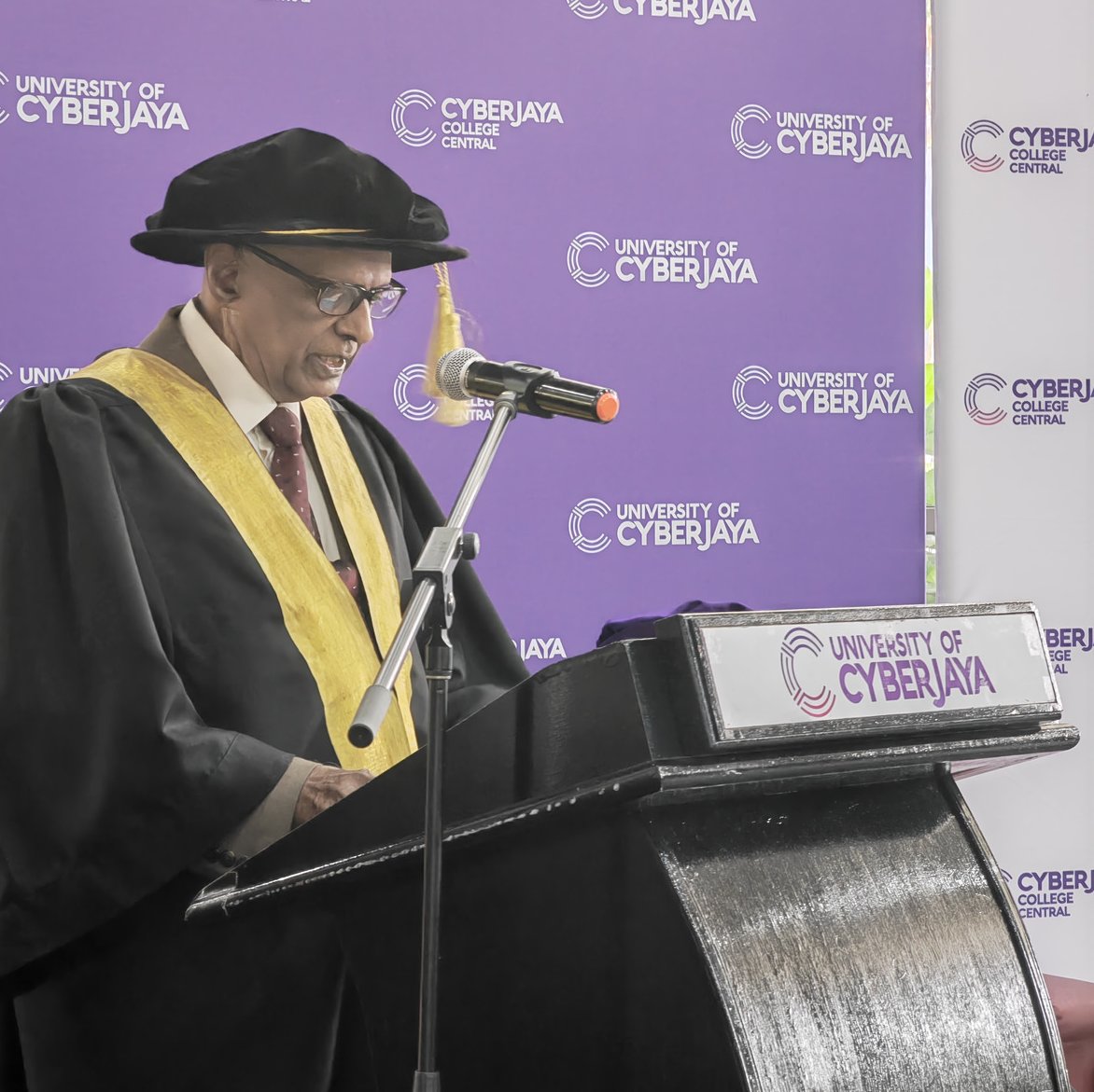 UniCyberjaya's tweet photo. We are pleased to appoint Datuk Lakshmanan Meyyapan the role of Adjunct Professor at University of Cyberjaya! To celebrate this event, a special ceremony was held last Saturday at our university library.
#UniCyberjaya #UoC #AdjunctProf #UnleashingChangemakers https://t.co/LSFPFbpwUT