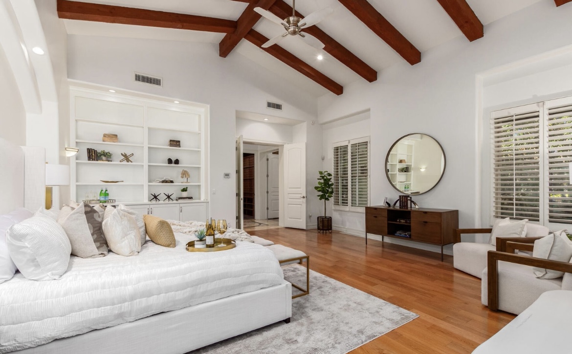 iSearchDecor's tweet photo. Compilation of our favorite shots from this Phoenix stage located on N 3rd St ✨ this beautiful 5,811 sq ft property just recently sold for $2,600,000 and we are SO happy for our clients. Contact us for more information on making your home staging goals a reality 🪄 https://t.co/zmR0AME2L6
