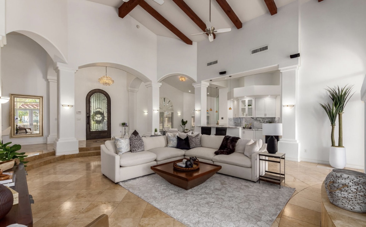 iSearchDecor's tweet photo. Compilation of our favorite shots from this Phoenix stage located on N 3rd St ✨ this beautiful 5,811 sq ft property just recently sold for $2,600,000 and we are SO happy for our clients. Contact us for more information on making your home staging goals a reality 🪄 https://t.co/zmR0AME2L6