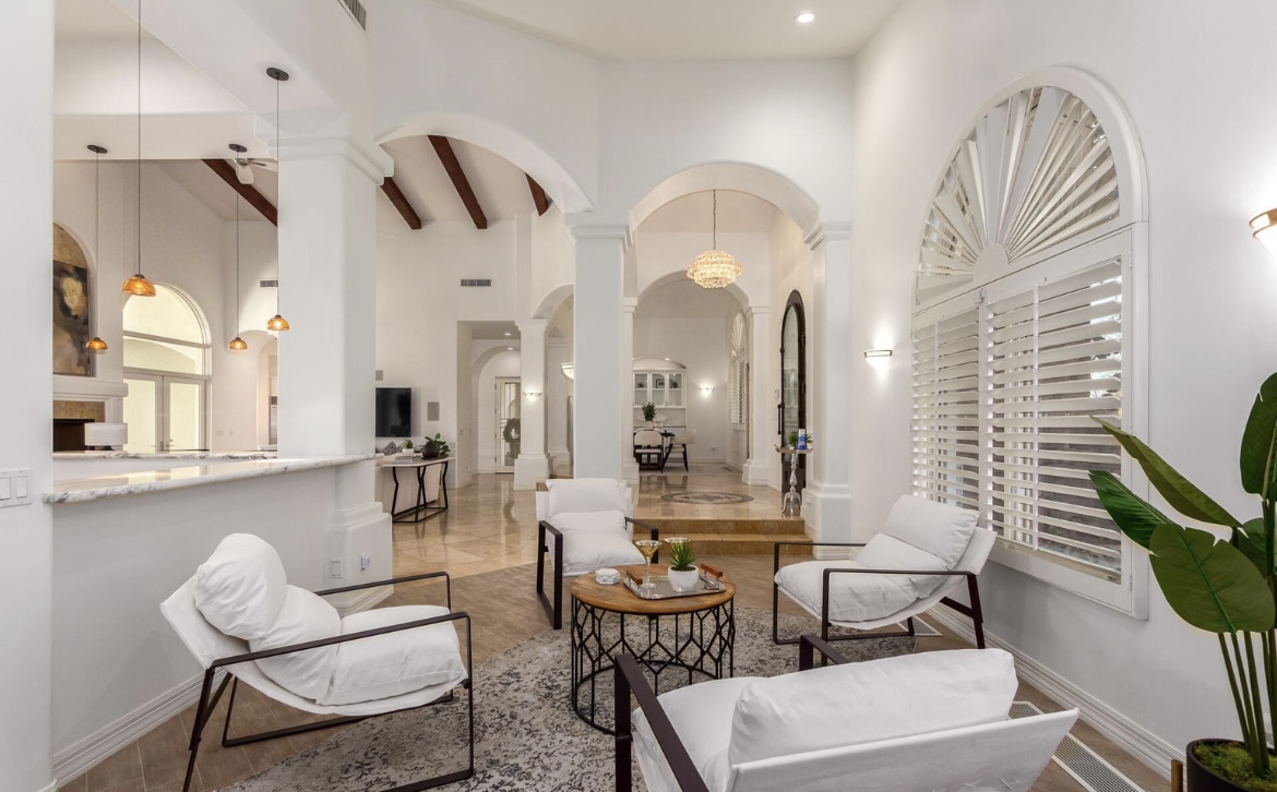 iSearchDecor's tweet photo. Compilation of our favorite shots from this Phoenix stage located on N 3rd St ✨ this beautiful 5,811 sq ft property just recently sold for $2,600,000 and we are SO happy for our clients. Contact us for more information on making your home staging goals a reality 🪄 https://t.co/zmR0AME2L6