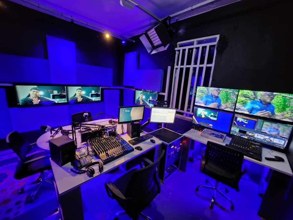 mutiki_nathan's tweet photo. La première chaîne numérique du S.kivu vient de voir l jr ds la ville de kamituga. Au standard de @Tele50C . Canal TMF lance déjà son signal d'essaie ce soir .BRAVO à  TRESOR MUTIKI @BojiAime @G_ABSangara @Presidence_RDC @MutikiTresor @KamitugaSpace @PLukwebo @GouvSudkivu https://t.co/j5qZC3nGZN