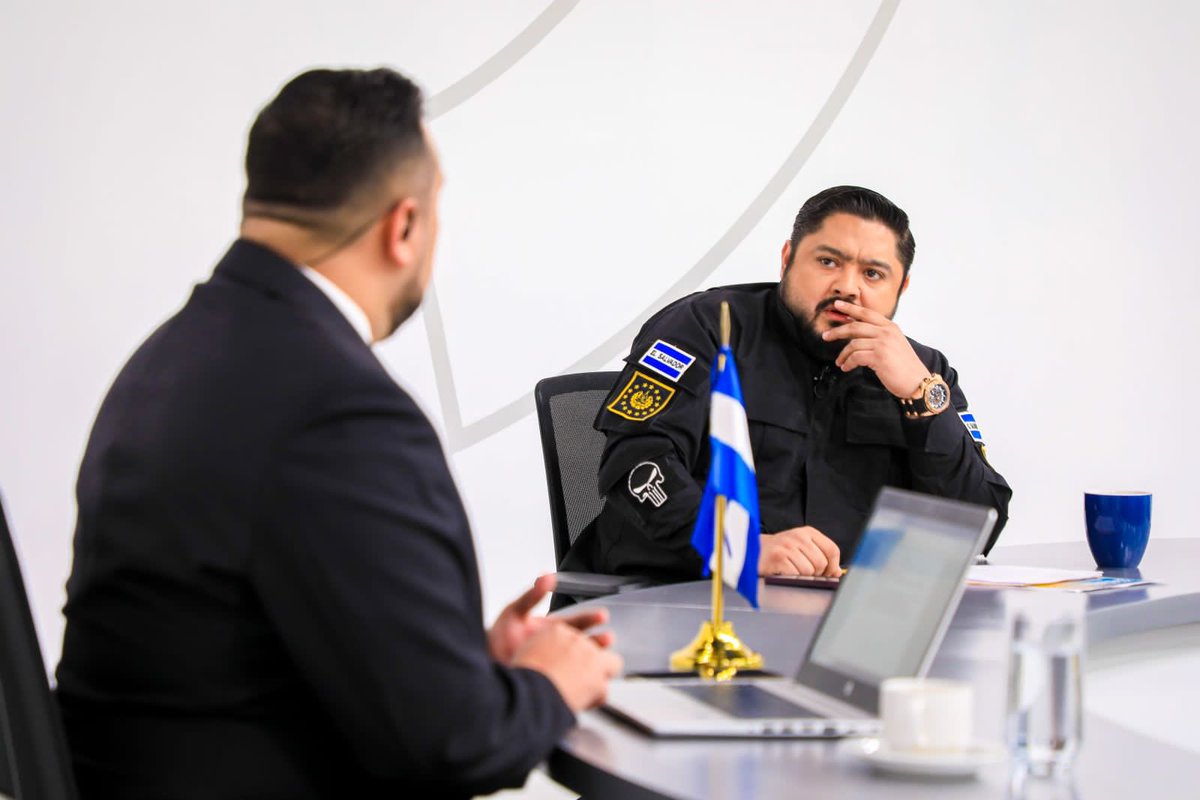 La población ya no está arodillada ni sometida, quienes están así hoy son los terroristas.

El Gobierno del Presidente <a href="/nayibbukele/">Nayib Bukele</a> está del lado de los salvadoreños director de <a href="/PenalesSV/">PenalesSV</a> <a href="/OsirisLunaMeza/">Osiris Luna Meza</a>