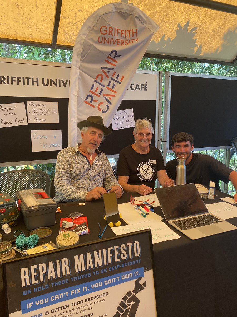 A busy day for our #GriffithUniRepairCafe #volunteers at our O week stall at our #GriffithUni #Goldcoast campus #RightToRepair #UNSDG #Sustainability  @Griffith_Uni @AEL_DeanR @LawFutures