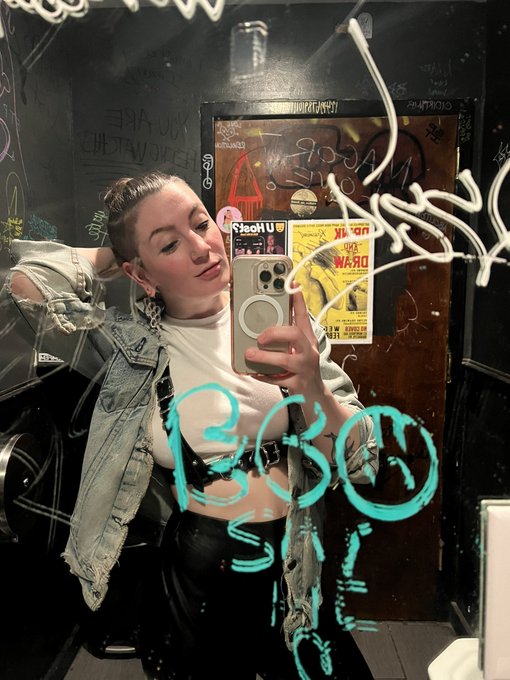 Kissing girls on the dance floor like I&rsquo;m 21 again 😇 https://t.co/HzSysuZUp3<a href="/tag/mvsales"class="tags"><span>#mvsales</span></a>