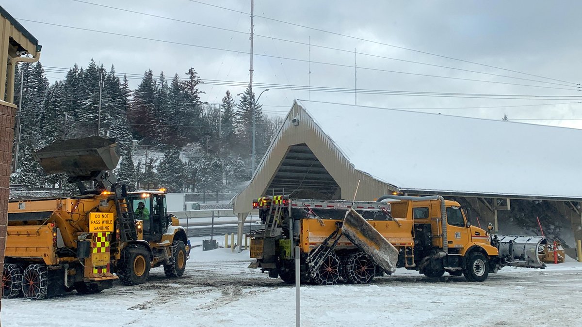 OregonDOT's tweet image. Ever cleared a siber-tooth tigersicle? Our #Portland-area crews work around the clock to knock down ice, snow and host of other hazards during winter's worst. 

Storm treatment stats so far: 65,145 gallons of deicer, 638 tons of salt and 2,336 yards of sand. #orwx #pdxtst