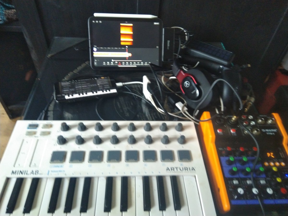 Tom_Peak's tweet image. Oida, was das früher …ich hab 2004 Digitale Kunst …Ein lächerliches Video: Kamera ausborgen, Studio reservieren … alles ur langsam! Mein Strom autarkes Setup für #digitalNomade. Vertonte das Video Live mit #SynthOne. iPad Dock USB digital in aus dem Mixer. Ig: tom_peak_walcher