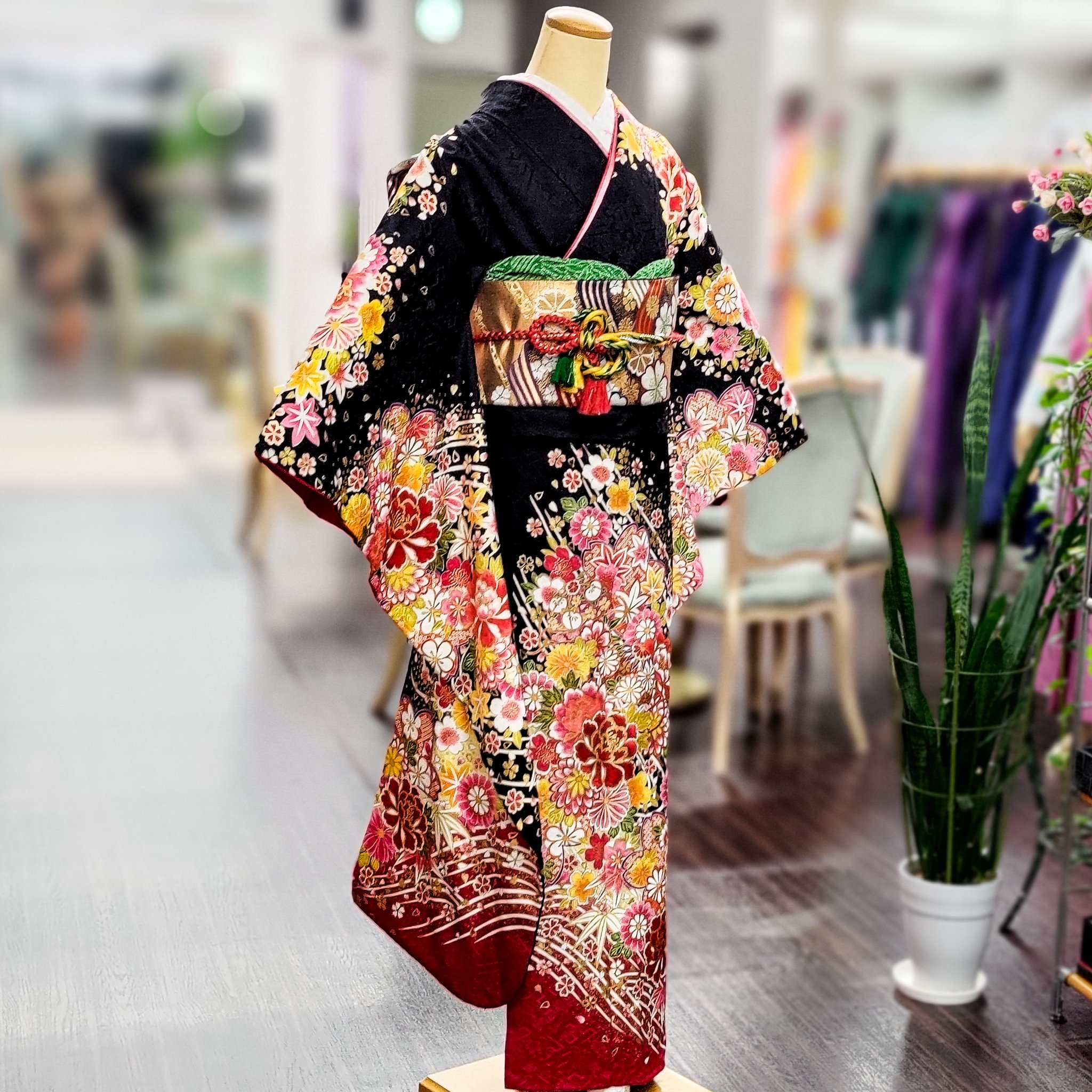 桜の地紋、銀通しの黒地に桜と雪輪柄の振袖 着物 | comonuevo.com.co