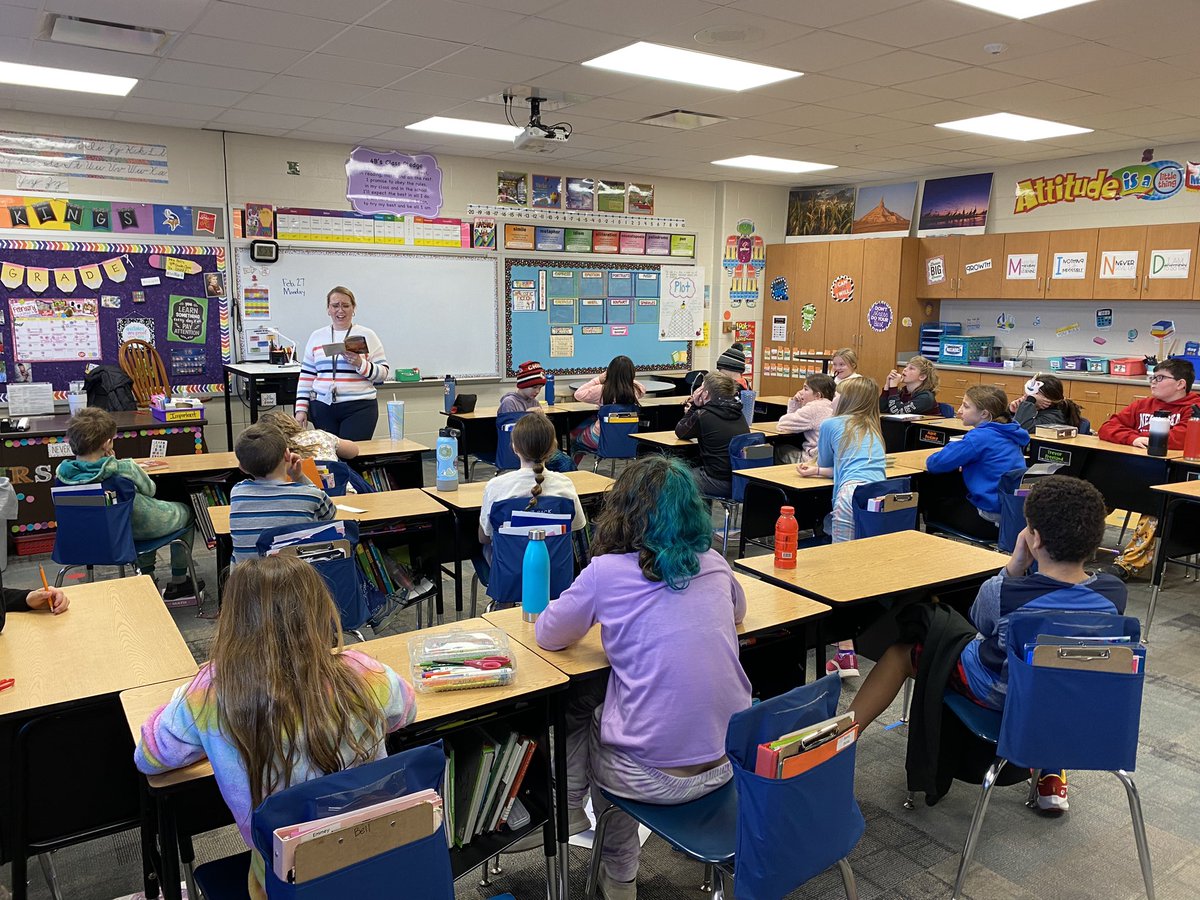 mrscrystalbell's tweet photo. We kicked off Read Across America week today by decorating our door and a guest reader! #lakeviewvikes #SCRAA @ShellCreekVikes @MrsLuebe https://t.co/riawxImoJR