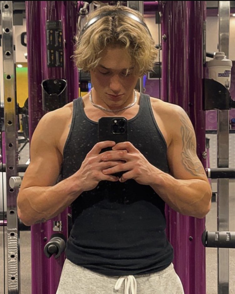 teoweasley's tweet photo. Corte gymrat https://t.co/xLxrvmld3K