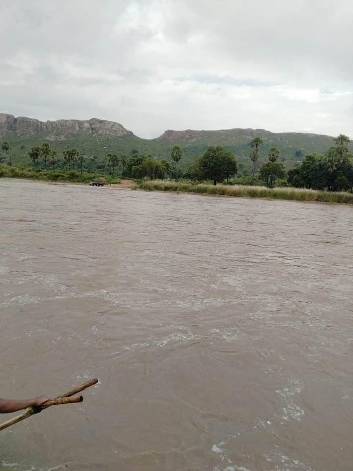 nakultarun's tweet photo. मेरा जन्म इसी नदी के किनारे बिहार में हुआ । हमने इसी नदी में चलना सीखा । दौड़ना सीखा । तैरना सीखा । बाढ़ एक त्योहार जैसा होता था। मछलियों को पकड़ा जाता था । खेत में पानी आता था । पीने का पानी आता था । नदी न कह कर जीवन कह सकते हैं । #SaveRiver #WRDPhotocontest @wRD_Bihar #water https://t.co/PazIrAMLwa