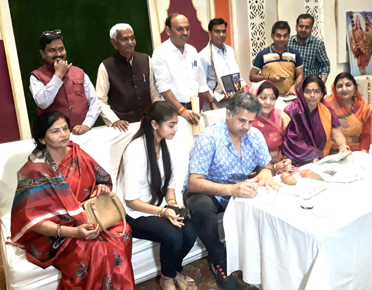 satyanveshan's tweet photo. भिंड,मध्य प्रदेश के 700 अधिक संख्या में हिन्दू समाज ने महाराणाओं की यशोगाथा,पाकिस्तानी हिन्दुओं की दुर्दशा व धर्मान्श पर मेरी बात को अद्भुत प्रेम व धैर्य से सुना।
हिन्दू समाज एक अभूतपूर्व जागृति के मुंहाने पर खड़ा है।
माफिया की पराजय व हिन्दू धर्म की विजय निश्चित है।
हर हर महादेव https://t.co/3dmQQjZIRj