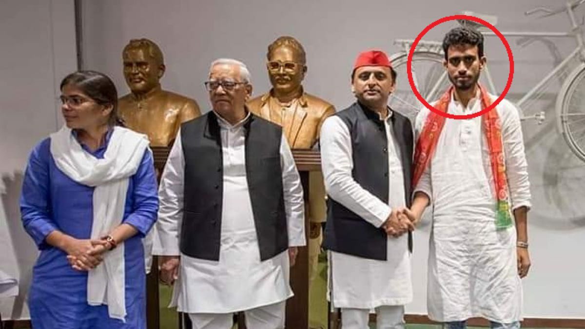 शुभम कौशिक (@sk_bjym) on Twitter photo प्रयागराज में एडवोकेट उमेशपाल हत्याकांड के मास्टरमाइंड सदाक़त ख़ान की <a href="/yadavakhilesh/">Akhilesh Yadav</a> से नज़दीकीय जगज़ाहिर। आख़िर माफिया अतीक को <a href="/samajwadiparty/">Samajwadi Party</a> ने ही माननीय बनाया था। हाथ- में हाथ, गहरे रिश्तों का राज। तस्वीरें झूठ नहीं बोलती।<a href="/JPNadda/">Jagat Prakash Nadda</a> <a href="/PMOIndia/">PMO India</a> <a href="/BJP4UP/">BJP Uttar Pradesh</a> प्रयागराज में एडवोकेट उमेशपाल हत्याकांड के मास्टरमाइंड सदाक़त ख़ान की <a href="/yadavakhilesh/">Akhilesh Yadav</a> से नज़दीकीय जगज़ाहिर। आख़िर माफिया अतीक को <a href="/samajwadiparty/">Samajwadi Party</a> ने ही माननीय बनाया था। हाथ- में हाथ, गहरे रिश्तों का राज। तस्वीरें झूठ नहीं बोलती।<a href="/JPNadda/">Jagat Prakash Nadda</a> <a href="/PMOIndia/">PMO India</a> <a href="/BJP4UP/">BJP Uttar Pradesh</a>