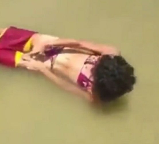 juhalexandre6's tweet photo. @MoaiBJJ Caraca achei que depois desse vídeo da depilação no piscinão de Ramos nada mais me surpreenderia, mas o RJ realmente sabe reinventar a roda. https://t.co/8AFH8SbrKY