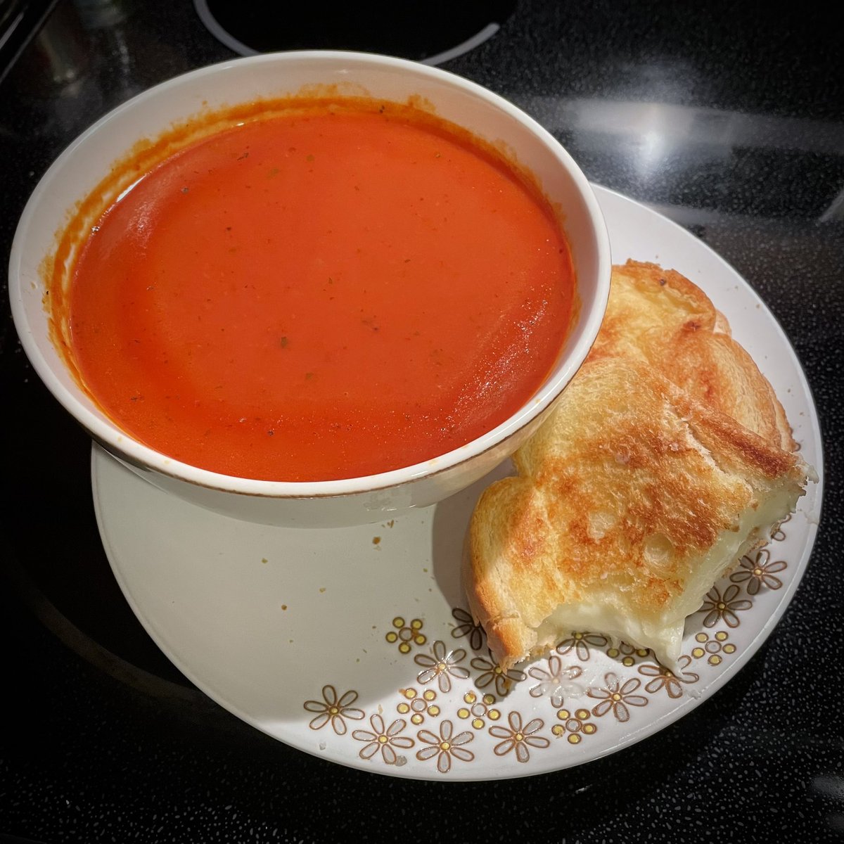 tracy_woods_'s tweet photo. There’s something about a perfectly toasted grilled cheese. Especially on a cold rainy night. #thinkingaboutspring #winter #meals #goodvibes #comfortfood #soupandsandwich #grilledcheese https://t.co/dbgYxRJZFt
