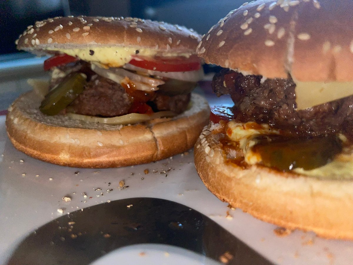 anja_micha's tweet photo. Kleiner Abendsnack. 😊
#selbstgemacht #essen #burger #cheeseburger #hack #rinderhack #fleisch #burgerbuns #hamburger #zwiebel #tomate #gurke #abendbrot #snack #abendsnack #satt #pappsatt #lecker #salat #food #bierchen #selfmade #germany #dinner https://t.co/hhsVOE62au