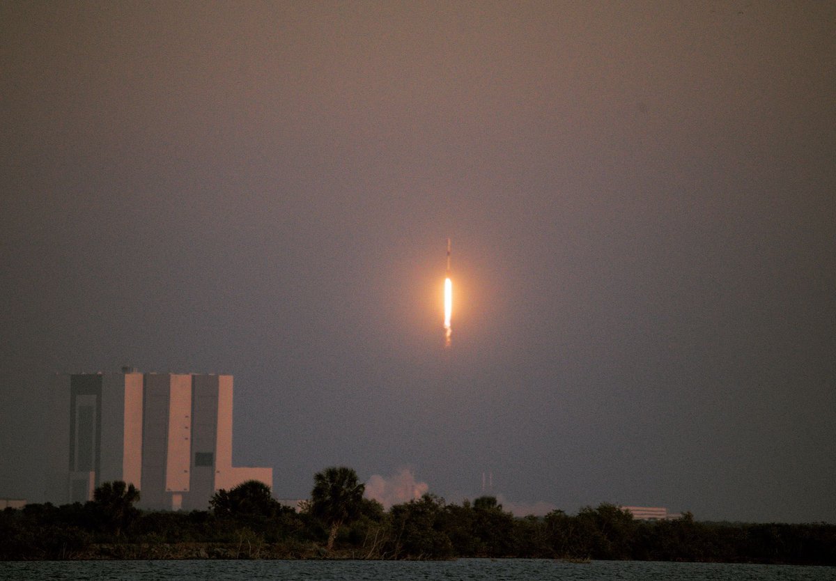 Today I watched the launch of the @spacex Falcon 9 STARLINK 6-1 rocket carrying the next batch of Starlink satellites. On the left you can see the VAB, the largest single story building built in the 60s to assemble the massive Saturn V rockets that propelled man to the moon.
