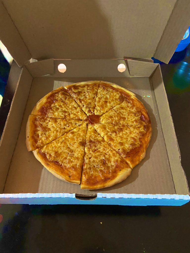 CynthiaFrancoM's tweet photo. Pizzas Eréndira ❤️‍🩹🍕🍕 https://t.co/3wm4s0QQVk