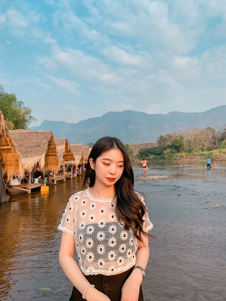 ที่ดูคล้าย คล้ายว่าเธอนั้นรัก คงเป็นเพราะฉันคิดไปเองใช่มั้ย🥲
