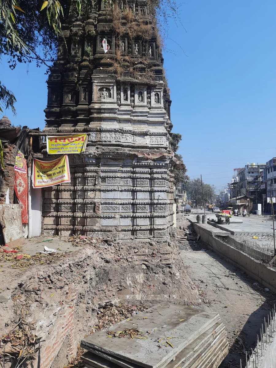 jornovinaypande's tweet photo. ‘Nagpur ke बेवक़ूफ़ Urban Planners’
#Nagpur impetuously being put under concrete blanket but at the cost of heritage structures. In the photo below, the corner surface of a century-old temple has been dug up to construct a cement road. 
Photo by: @sandeeppathe https://t.co/uwNqhuOyqC