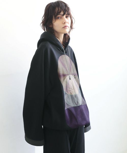 Palmmaisonstore's tweet photo. Echokeep Hoodie [HO01-black]
#HATRA 

Albatro designによる実験的なプリントを施したプルオーバーパーカ。磁場をモチーフとしたグラフィックで無数の線の重なりで磁場を表現しています。 

https://t.co/mIP3zoMQxf https://t.co/zDlXuAps6h