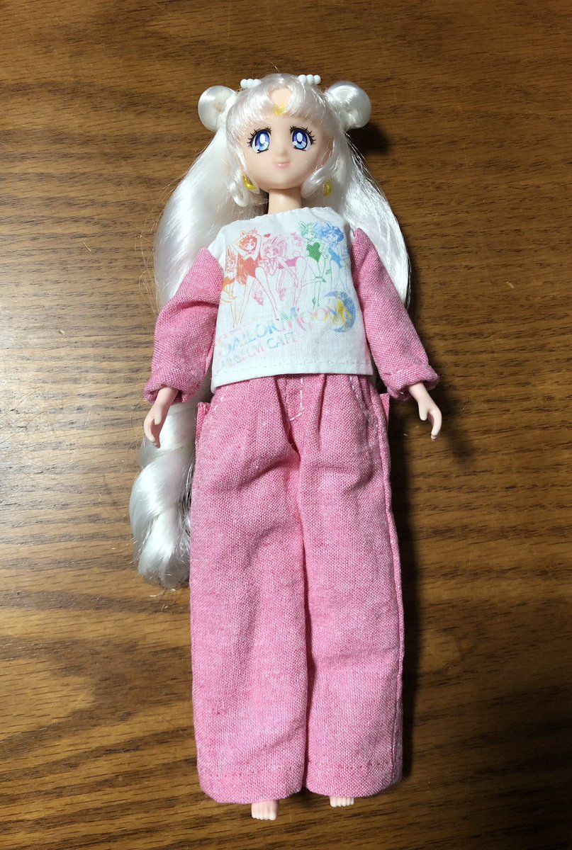 rora_369's tweet photo. レイちゃんのオーバーオールって後ろはどうなってるか分からなくて適当なのですが、後ろ可愛くなった✨
上と下は別々なので下だけ他の服と合わせたりも出来ます!
百均の生地😄
#桜 #セーラームーン #styledoll https://t.co/89xkhU8hw4