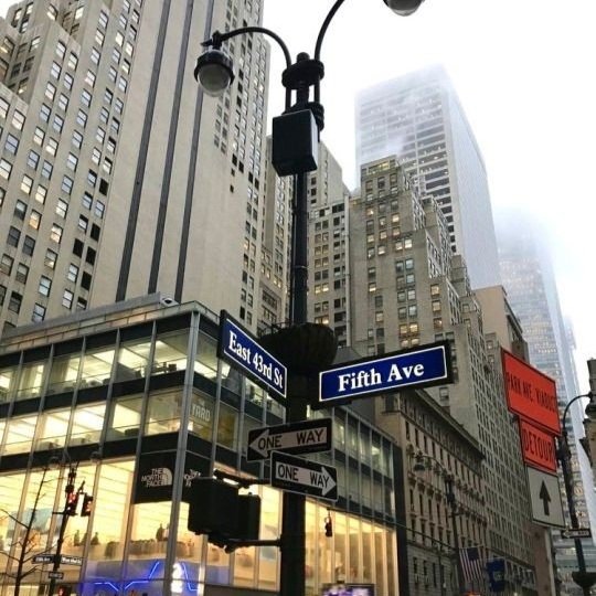 wenclaircore's tweet photo. Uma atendente simpática, uma criança tagarela e uma mulher arrogante tem seus caminhos cruzados em uma cafeteira de Upper East Side. Ou onde Wednesday Addams faz de tudo para que a atendente bonita da cafeteira que ela frequenta aceite sua oferta de emprego. https://t.co/au3b1uuikx