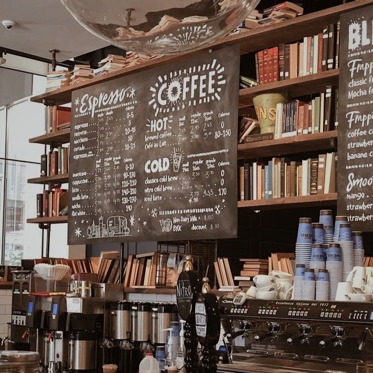 wenclaircore's tweet photo. Uma atendente simpática, uma criança tagarela e uma mulher arrogante tem seus caminhos cruzados em uma cafeteira de Upper East Side. Ou onde Wednesday Addams faz de tudo para que a atendente bonita da cafeteira que ela frequenta aceite sua oferta de emprego. https://t.co/au3b1uuikx