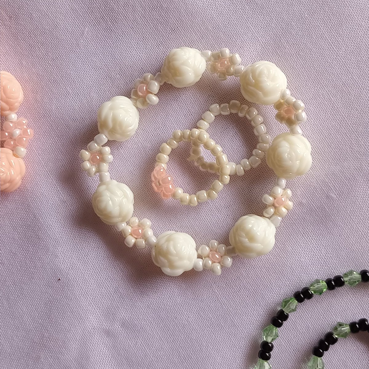 aphroditegrel's tweet photo. hi, aku wts bead bracelet, necklace, and ring start from 5k. klo gelang nya satuan nya 10k klo beli sepaket jadi 13k AJAAA LOWWW KRNA LGI DISKON FIRST LAUNCING 💖💖  bisa custom with ur own design and size ! 💭🛼 bisa custom kayak untk warna your fav grub jga, dm or shope in bio https://t.co/z7VHoicYa5