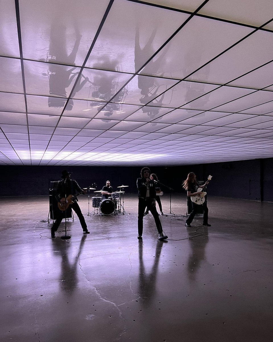 bunburyuniverso's tweet photo. "Aunque la canción se llame ‘𝙄𝙣𝙫𝙪𝙡𝙣𝙚𝙧𝙖𝙗𝙡𝙚𝙨’, de alguna forma habla de la vulnerabilidad del individuo solo y de lo que ganamos con otro, de todo lo que crecemos y de lo que podemos alcanzar”

 - 𝐄𝐧𝐫𝐢𝐪𝐮𝐞 𝐁𝐮𝐧𝐛𝐮𝐫𝐲 -

#Invulnerables #EnriqueBunbury https://t.co/KVIGONf0g0