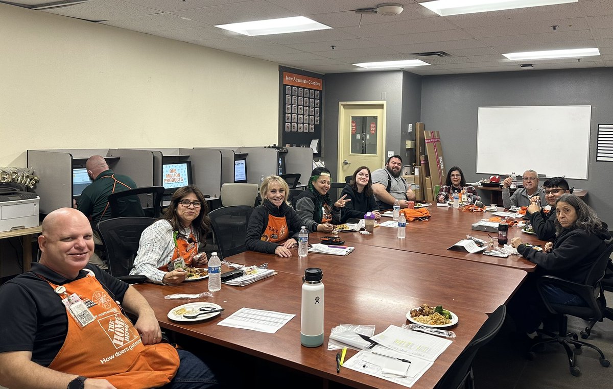 Brandi6371's tweet photo. Recognizing our amazing DS team with lunch, gift bags, and homers. We have amazing leaders at #485!!
#DSAppreciation
@Edmond0485 @NagyAndrew @ShawnMinkner @SandraD2429 @DepotRob @aboutthepigskin
#PMDPeopleFirst
#D287WeAreTheBar #D287StrongerTogether
#FearUs485 https://t.co/z9dOXIGxtm