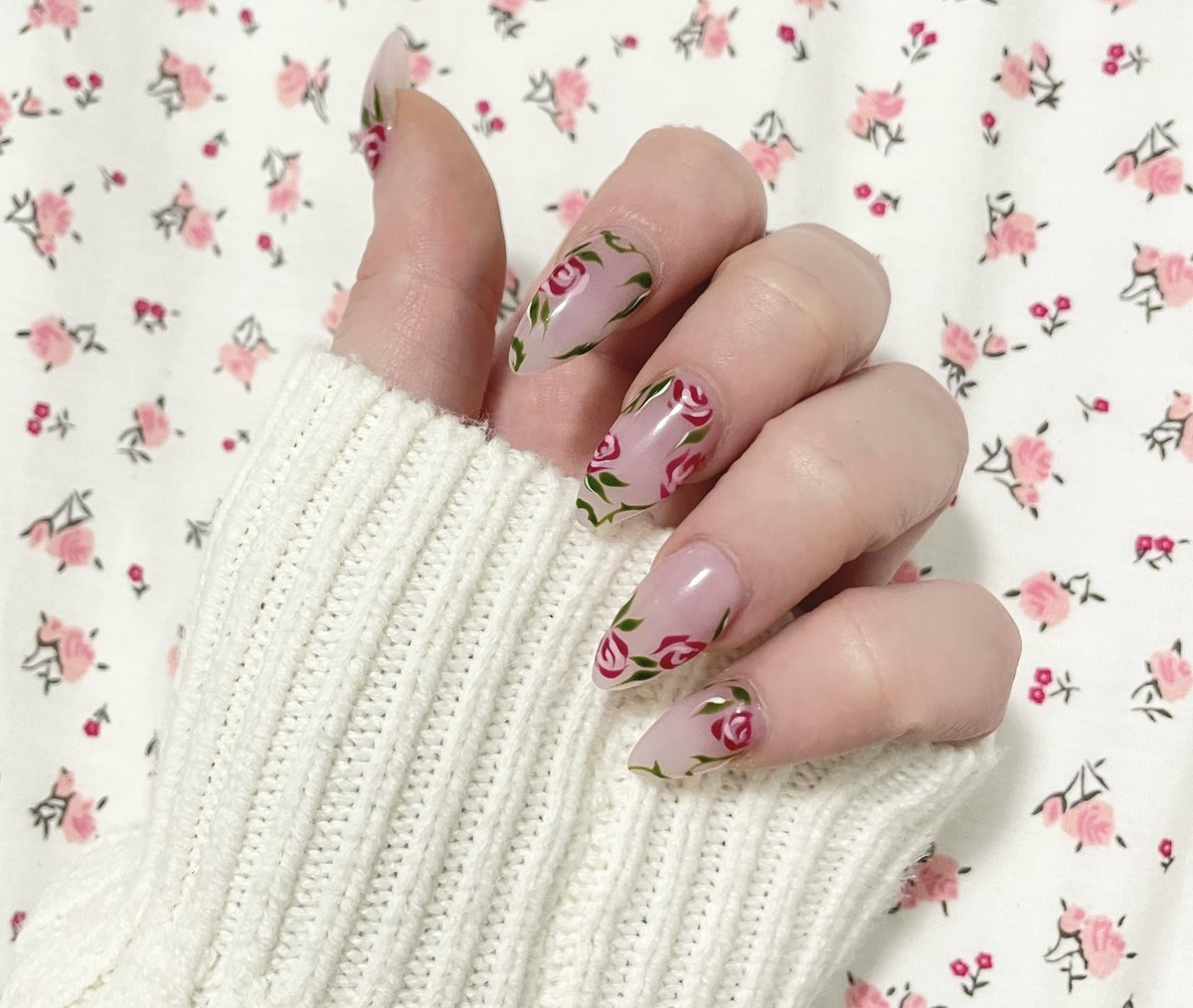 hannahxxrose's tweet photo. rose themed birthday nails! 💞🌹 https://t.co/OzUFqrAkcH
