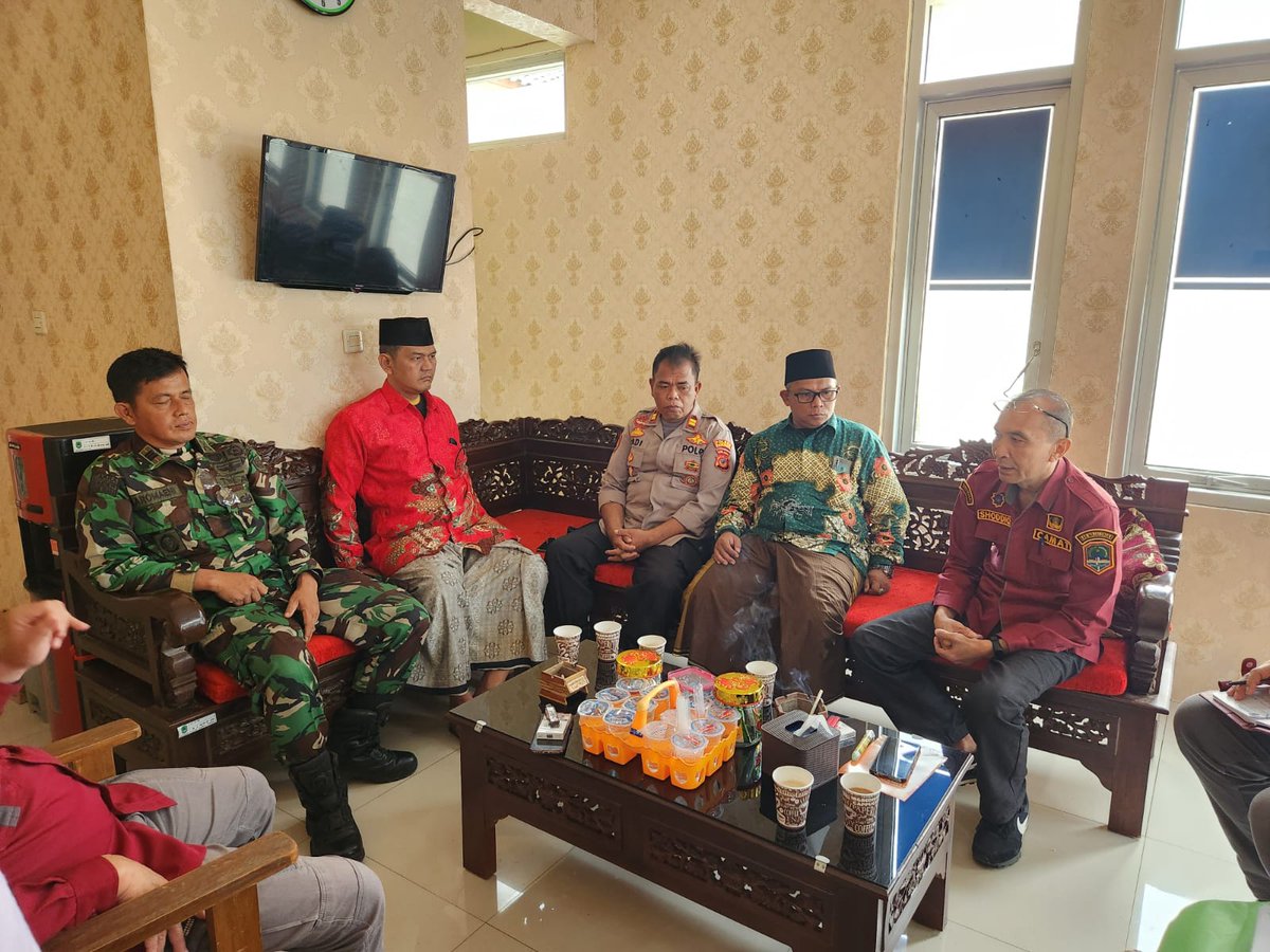 pcnumajalengka's tweet photo. Segenap Panitia melakukan koordinasi dg unsur Muspika setempat. Terkait Penyelenggaraan Puncak Rangkaian Harlah #1AbadNU PCNU Kab. Majalengka yg akan dipusatkan di Kec. Talaga, Majalengka
#Talaga #Cikijing #Jatitujuh #Rajagaluh #Bantarujeg #Cigasong #Cingambul #MAJA #Sindang https://t.co/X89yC8AkF6