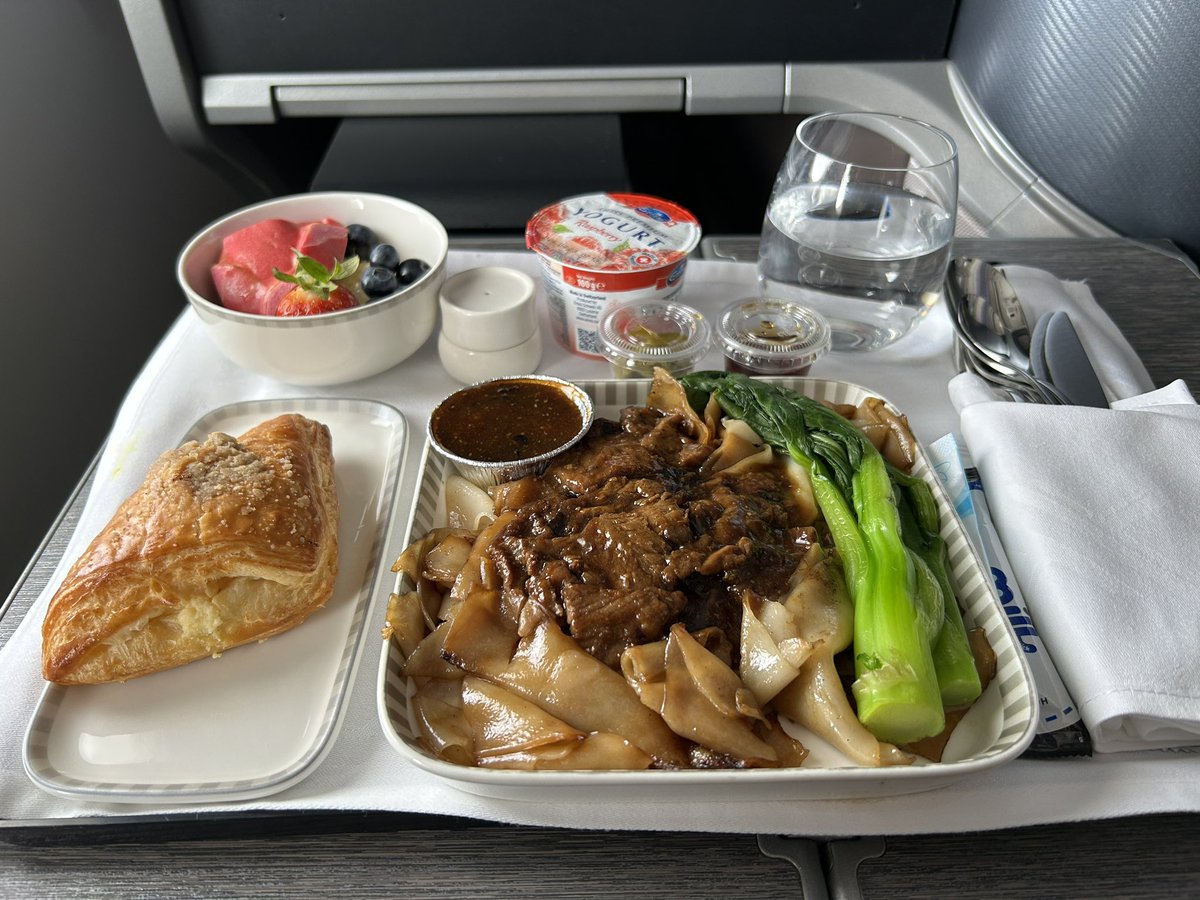 82otoko's tweet photo. 近距離路線でも快適なシンガポール航空、牛肉ヌードルも美味しくいただきました。 https://t.co/fGe0mBS5QK
