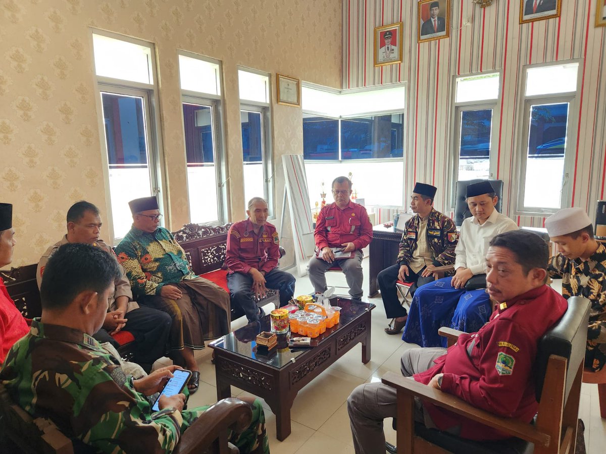 pcnumajalengka's tweet photo. Segenap Panitia melakukan koordinasi dg unsur Muspika setempat. Terkait Penyelenggaraan Puncak Rangkaian Harlah #1AbadNU PCNU Kab. Majalengka yg akan dipusatkan di Kec. Talaga, Majalengka
#Talaga #Cikijing #Jatitujuh #Rajagaluh #Bantarujeg #Cigasong #Cingambul #MAJA #Sindang https://t.co/X89yC8AkF6