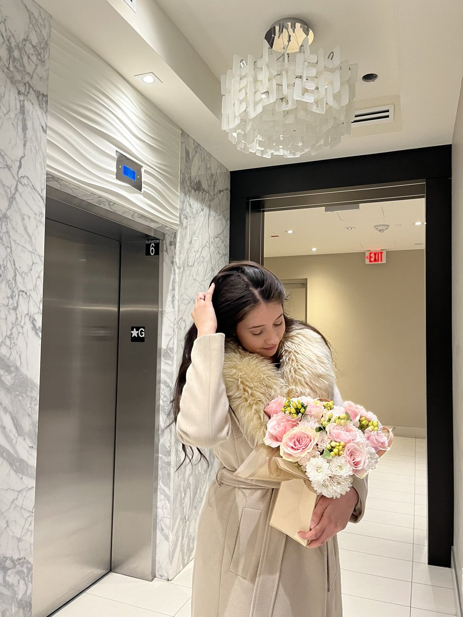 getupandglowpod's tweet photo. Receiving flower bouquets > https://t.co/QvtjsG1MOm