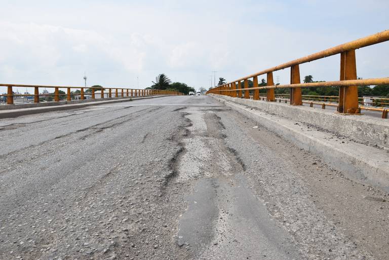 OVecinosEolia's tweet photo. Veciños! 

Los Veciños de Olana, Cabo Blanco y Sales denuncian mal estado en los puentes 🌉 que interconectan los municipios.

Aseguran que los baches 🕳️ dificultan el transporte y la comercialización 🚚 entre los municipios de las islas. https://t.co/tGFDyNNePD