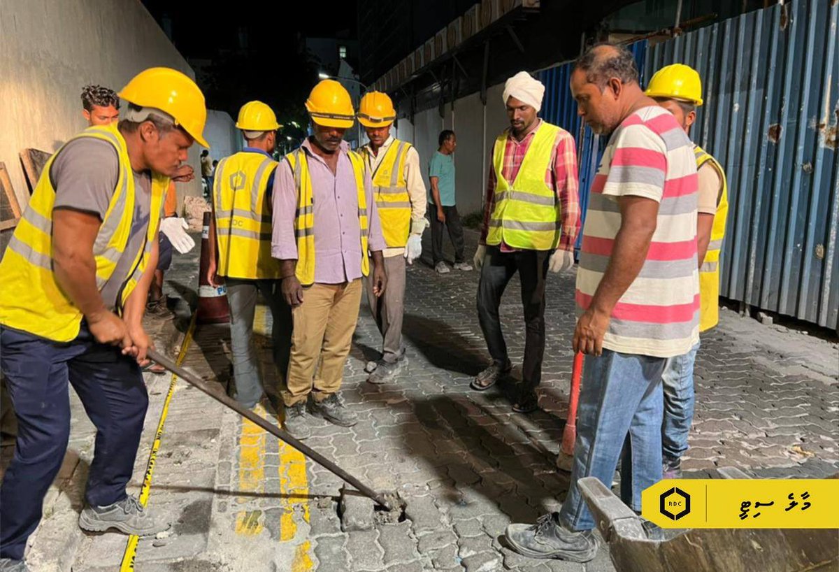 rdcmaldives's tweet photo. އަމީނީމަގު ސެގްމެންޓް 5 ގެ މަސައްކަތްތައް ފެށުމަށް ކޮއިމަލާ ހިނގުން ބަންދު ކުރަންޖެހޭތީ އެމްޓީސީސީގެ ބަހުގެ ޚިދުމަތަށް ފަސޭހަ ވާނޭހެން އައިމިނާރަނި ހިނގުން ރީޕޭވް ކުރުމުގެ މަސައްކަތް ކުރިއަށްދަނީ.

#TeamRDC https://t.co/AHHIeE1e4g