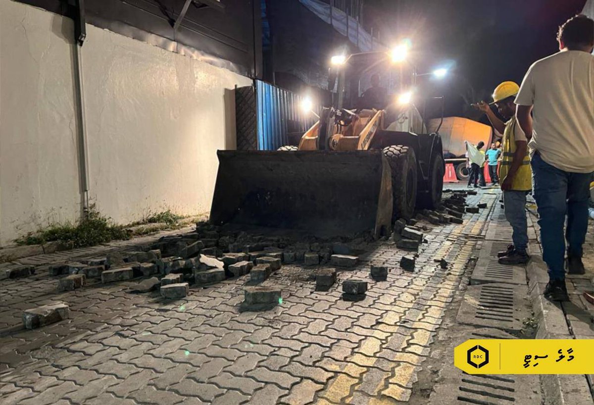rdcmaldives's tweet photo. އަމީނީމަގު ސެގްމެންޓް 5 ގެ މަސައްކަތްތައް ފެށުމަށް ކޮއިމަލާ ހިނގުން ބަންދު ކުރަންޖެހޭތީ އެމްޓީސީސީގެ ބަހުގެ ޚިދުމަތަށް ފަސޭހަ ވާނޭހެން އައިމިނާރަނި ހިނގުން ރީޕޭވް ކުރުމުގެ މަސައްކަތް ކުރިއަށްދަނީ.

#TeamRDC https://t.co/AHHIeE1e4g