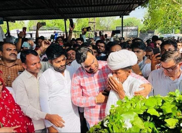 manphoolsaran7's tweet photo. याद करो वो दिन ! याद करो वो पल ! जब एक सैनिक का बापू सड़कों पर अपने बेटे के लिए न्याय मांग रहा था तब कहां गुम थे सारे समाज के तथाकथित ठेकेदार ! तब कहां छुपकर बैठे थे @meelrajaram ! उस समय पीड़ित के आंसू पोंछने और न्याया दिलाने के लिए कोइ आगे आया तो वो था @hanumanbeniwal . https://t.co/vQmmnNgeiO