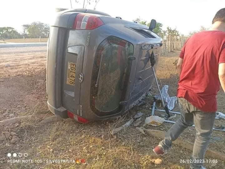 Korraleja's tweet photo. 📳 En zona rural de #Sahagún (#Córdoba), #jóvenes sufrieron aparatoso #accidente de #tránsito mientras intentaban grabar un #video #selfie para la red social #TikTok, escuchando la canción #California de #Feid.
El #vehículo sufrió #volcamiento. No hubo #heridos de consideración. https://t.co/Qka8P86DQO